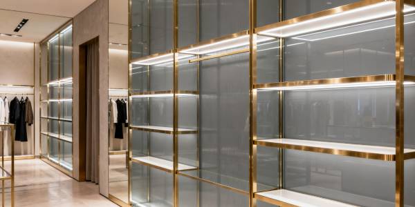 杭州龙湖天街服装店展示隔断-灰色玻璃金色边框